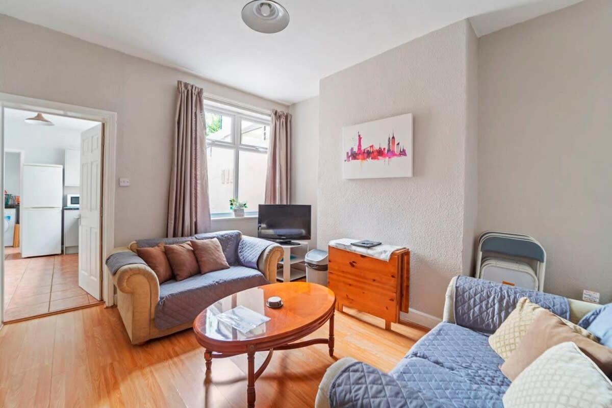 4 Bed Homely Retreat - Wolverhampton Eksteriør billede