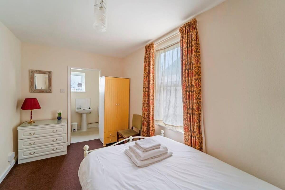 4 Bed Homely Retreat - Wolverhampton Eksteriør billede