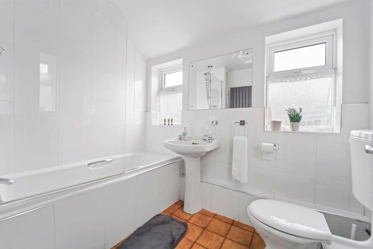 4 Bed Homely Retreat - Wolverhampton Eksteriør billede