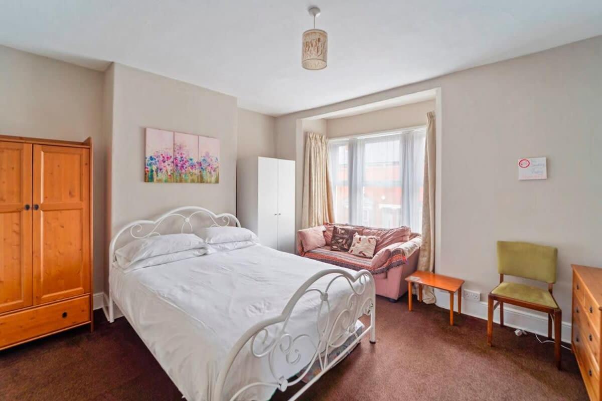 4 Bed Homely Retreat - Wolverhampton Eksteriør billede