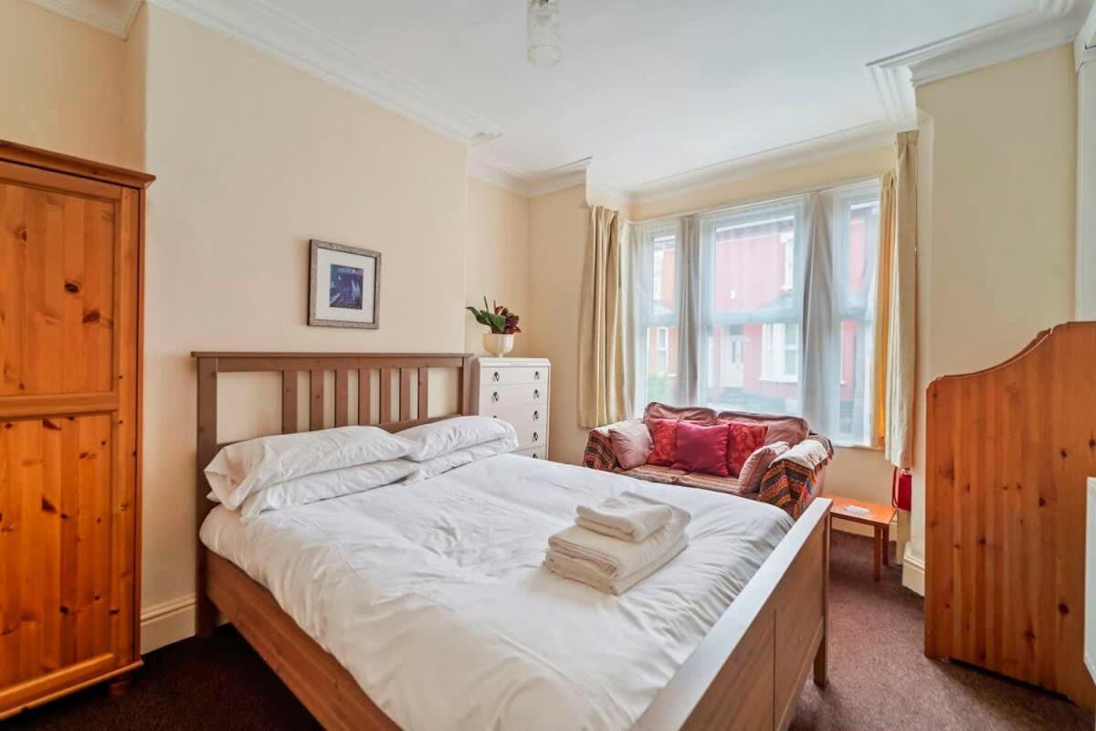 4 Bed Homely Retreat - Wolverhampton Eksteriør billede
